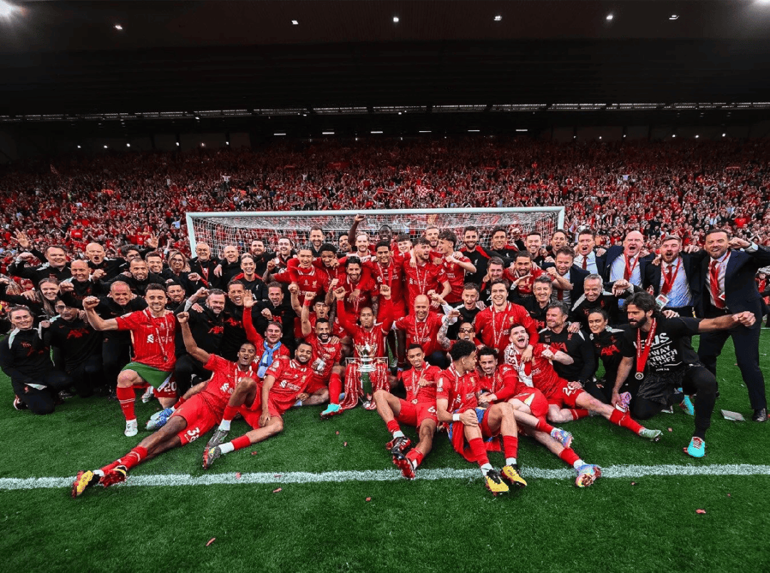 阿尔巴达成迈阿密百场里程碑，获赠纪念球衣+全队合影庆祝