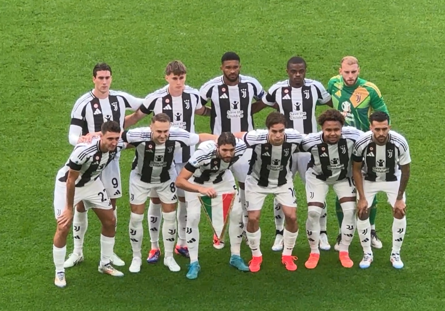 辛辛那提中场吉迪赛后与梅西交换球衣，双方握手并拥抱