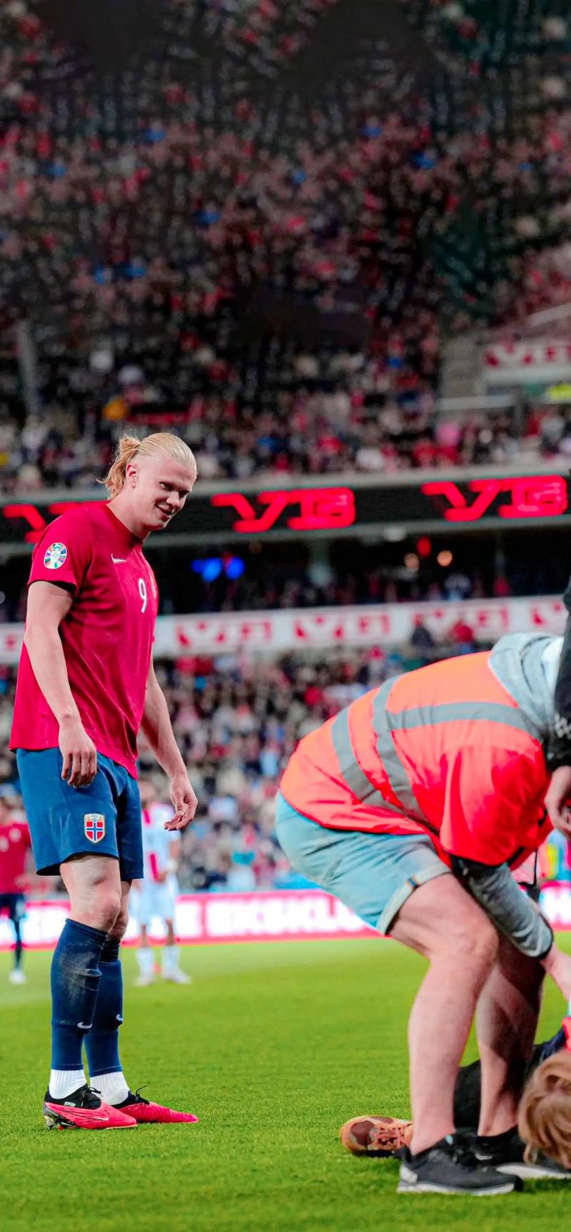 为国出战14次打进1球，尹鸿博获得印有19号的国足纪念球衣（尹鸿博获19号国足纪念球衣：14次出场贡献1球）