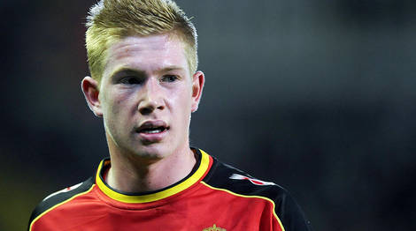 曼联客场不败创英超最长纪录，B费贡献2球1助攻，但防守漏洞明显，积分排名靠后。