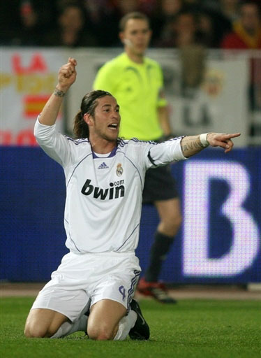 上海申花客场对阵广岛三箭，虽0-2落败，但有望晋级，展现顽强斗志，助力海港复仇。