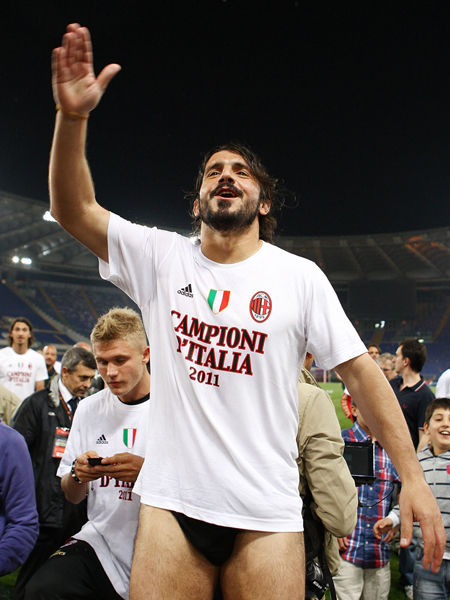 小因扎吉：布努因领奖刚刚归队，球队右后卫存在人员短缺问题（小因扎吉：布努领奖后刚回归，右后卫位置人手紧缺）