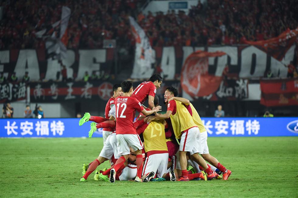 同一天绝代双骄各进一球！以下是媒体对C罗和梅西的...